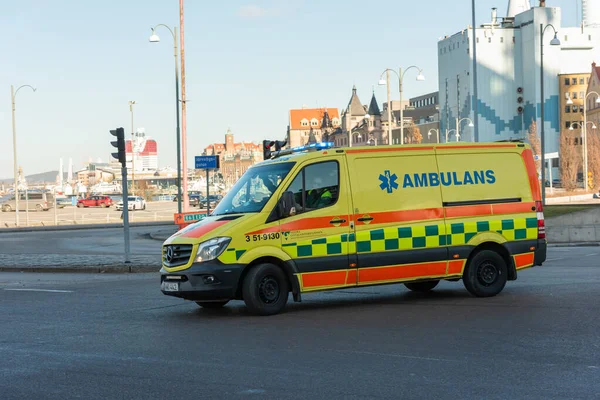 瑞典哥德堡 2022年2月27日 黄色救护车紧急救援 — 图库照片