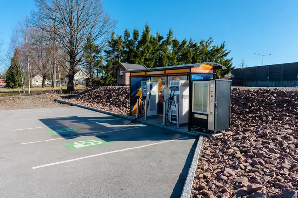 ノルウェーのトンスバーグ 2022年4月15日 駐車場で電気自動車の充電ステーションを充電 — ストック写真