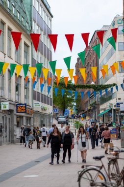 Gothenburg, İsveç - Haziran 06 2022: Yazın Kungsgatan 'da yürüyen insanlar.