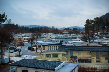 Lyngdal, Norveç - 23 Şubat 2013: Kış mevsiminde bir kamp alanının üstü.