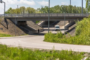 Göteborg, İsveç - 20 Mayıs 2022: Büyük bir otoyolun yanında iki alt geçit.