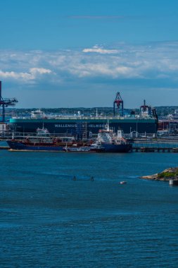 Göteborg, İsveç - 29 Mayıs 2022: Skandiahamnen 'de büyük bir araba taşıyıcısı ve tank gemisi.