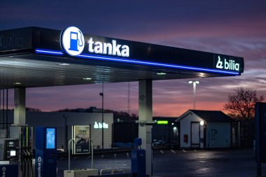 Göteborg, İsveç - 28 Ocak 2023: Gece Tanka benzin istasyonu.