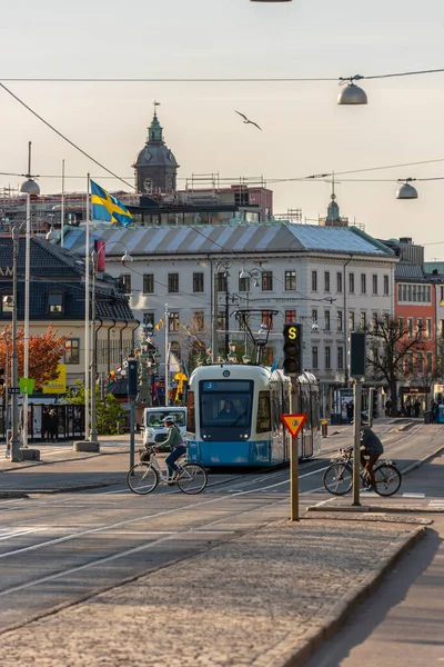 2022年5月1日 瑞典哥德堡 3号线电车前的自行车通过 — 图库照片