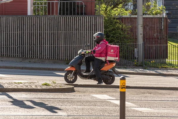 2022年5月15日 瑞典哥德堡 食品摩托车运送途中 — 图库照片