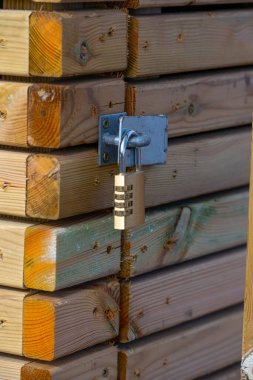 Ahşap bir kulübede asma kilit kombinasyonu.