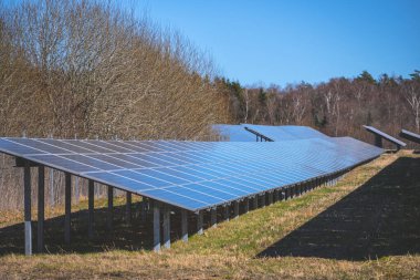 Bir alandaki büyük güneş pili dizisi.