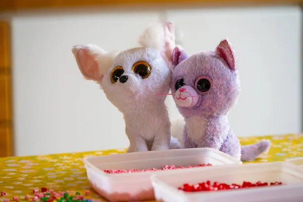 Dois Animais Brinquedo Macios Uma Mesa — Fotografia de Stock