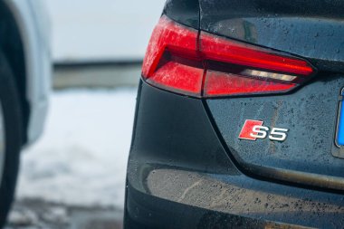 Göteborg, İsveç - Şubat 04 2023: Siyah bir Audi S5 arabasının arka logosu.
