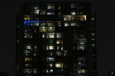 Göteborg, İsveç - 29 Ekim 2012: Geceleri gökdelenlerin ışıkları.