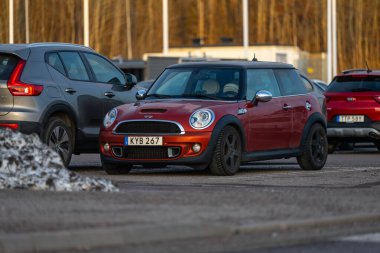 Göteborg, İsveç - 12 Şubat 2023: Kırmızı 2011 Mini Cooper bir otoparkta.