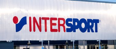 Göteborg, İsveç - 12 Şubat 2023: Bir deponun ön cephesinde InterSport tabelası.