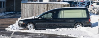 Gothenburg, İsveç - Şubat 04 2023: Black 2001 Volvo S80 tabanlı bir otopark aracı.