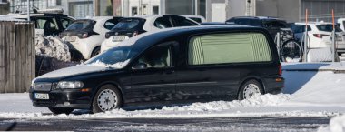 Gothenburg, İsveç - Şubat 04 2023: Black 2001 Volvo S80 tabanlı bir otopark aracı.