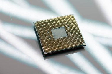 Gothenburg, İsveç - Şubat 04 2023: Gri arkaplanda bir AMD Ryzen 5 işlemci lobutları.