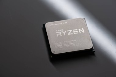 Gothenburg, İsveç - Şubat 04 2023: AMD Ryzen 5 işlemci gri arka planda.