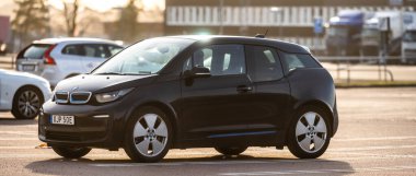 Göteborg, İsveç - 12 Şubat 2023: Siyah 2022 BMW i3.
