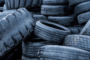 Lindesnes, Norveç - 07 Ağustos 2022: Eski ve yıpranmış araba lastikleri.