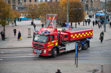 Göteborg, İsveç - 23 Ekim 2012: Bir kaza sonrası itfaiye aracı caddeyi kapattı.