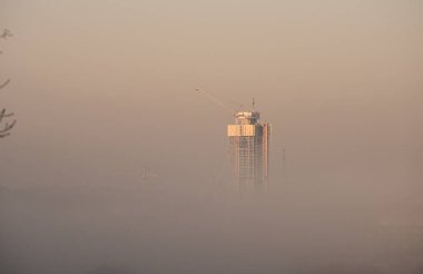 Göteborg, İsveç - 23 Mart 2022: Karlatornet yoğun bir siste yukarı bakıyor.