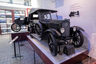 Falkenberg, İsveç - 30 Temmuz 2022: Gümüş Porsche 911 ön tekerlek ve tampon.