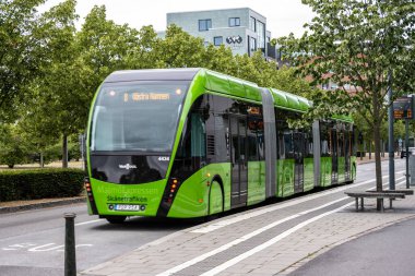 Falkenberg, İsveç - 30 Temmuz 2022: Gümüş Porsche 911 ön tekerlek ve tampon.