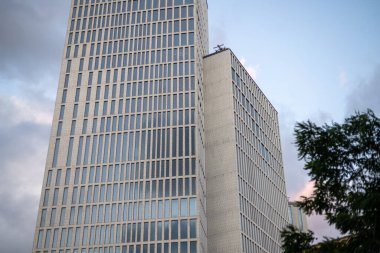 Falkenberg, İsveç - 30 Temmuz 2022: Gümüş Porsche 911 ön tekerlek ve tampon.