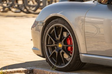 Falkenberg, İsveç - 30 Temmuz 2022: Gümüş Porsche 911 ön tekerlek ve tampon.