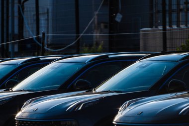 Göteborg, İsveç - 30 Temmuz 2022: Lynk ve Co 01 PHEV araçları teslimata hazır.