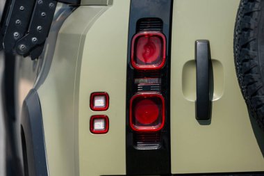 M? Indal, İsveç - 14 Mayıs 2023: 2021 Land Rover Defender 'ın arka ışıkları.