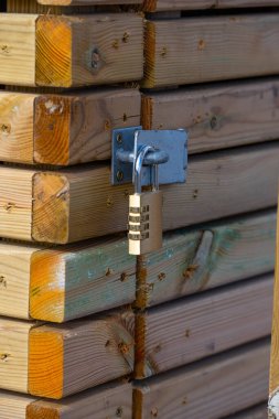 Ahşap bir kulübede asma kilit kombinasyonu.