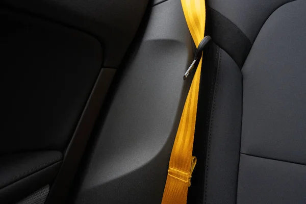 Золотой Желтый Ремень Безопасности Темно Сером Салоне Автомобиля — стоковое фото