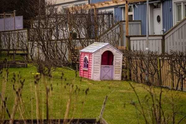 Rosa Och Lila Plast Barn Leker Hus Trädgård — Stockfoto