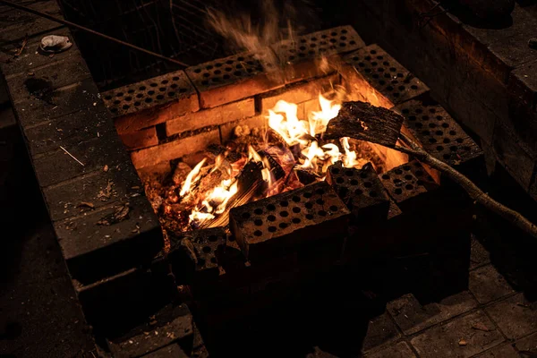 レンガ造りの小さな暖炉の火 — ストック写真