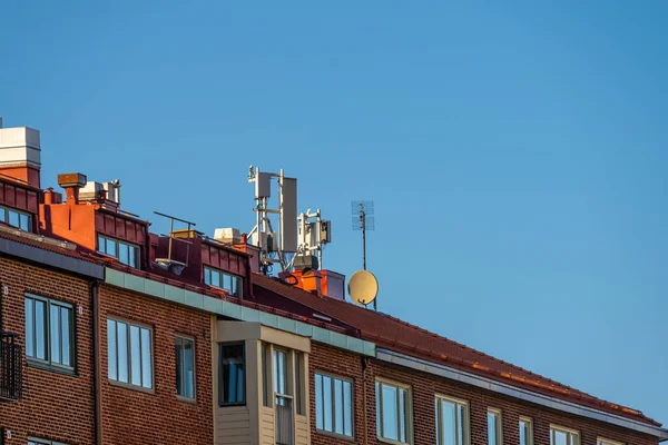 Antenne Telecomunicazione Sulla Cima Tetto Condominio — Foto Stock