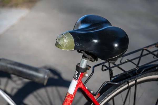 Klebeband Geflickte Fahrradsitz Auf Einem Roten Fahrrad — Stockfoto
