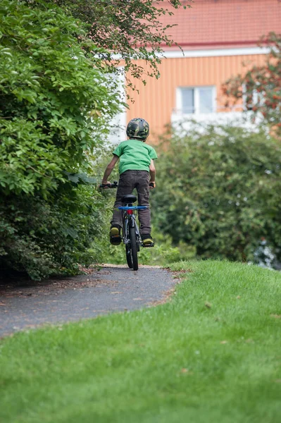Jovem Garoto Pedalando Uma Bicicleta Infantil Parque — Fotografia de Stock