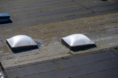 Bir deponun çatısında tavan penceresi kubbeleri.