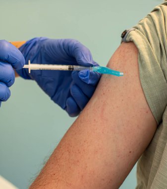 Covid aşısını sağ omzundan vurulan kişi....