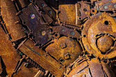 Paslı demir parçaları kaynaşmış..