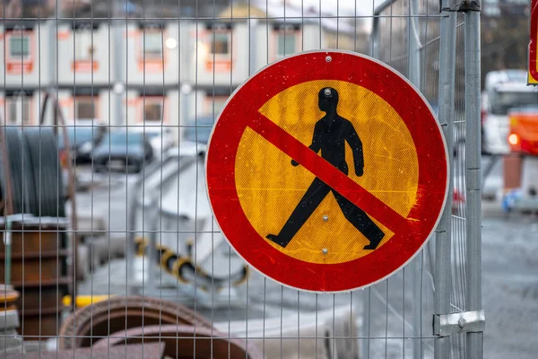 歩行者は道路工事の標識を禁止 — ストック写真