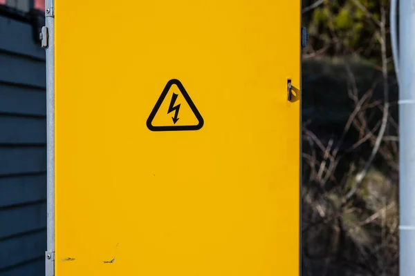 Hochspannungszeichen Auf Einem Gelben Kasten — Stockfoto