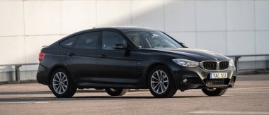 Göteborg, İsveç - 12 Şubat 2023: Siyah 2015 BMW 320D Xdrive otomobil.