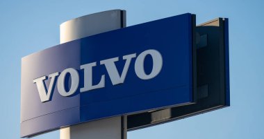 Göteborg, İsveç - 4 Şubat 2023: Volvo logosu uzun bir direğin üzerinde.