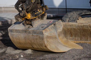 Göteborg, İsveç - 12 Şubat 2023: Bir kazıcının kepçeleri ve hidrolikleri.