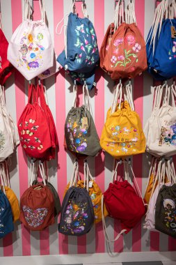 Halmstad, İsveç - 18 Şubat 2023: Feldts Tivolikiosk 'ta satılık renkli tekstil çantaları.