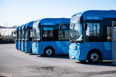 Göteborg, İsveç - 02 Mart 2023: Bir depoda yeni mavi elektrikli şehir otobüsleri sırası.