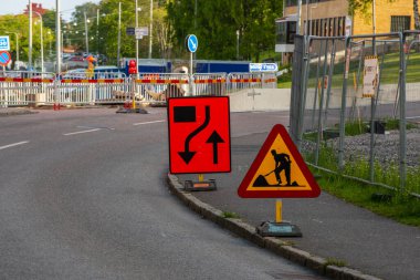 Göteborg, İsveç - 16 Mayıs 2020: Karayollarında kapalı bir şerit için uyarı.