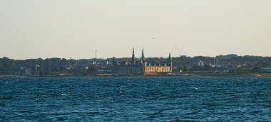 Helsingborg, İsveç - 17 Temmuz 2021 Helsingr ve Kronborg kalesinin manzarası.