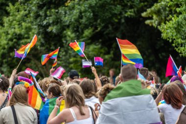 Malm, İsveç - 09 Temmuz 2022: Malm Pride 'ın gökkuşağı bayraklarıyla dolu ana geçit töreni.